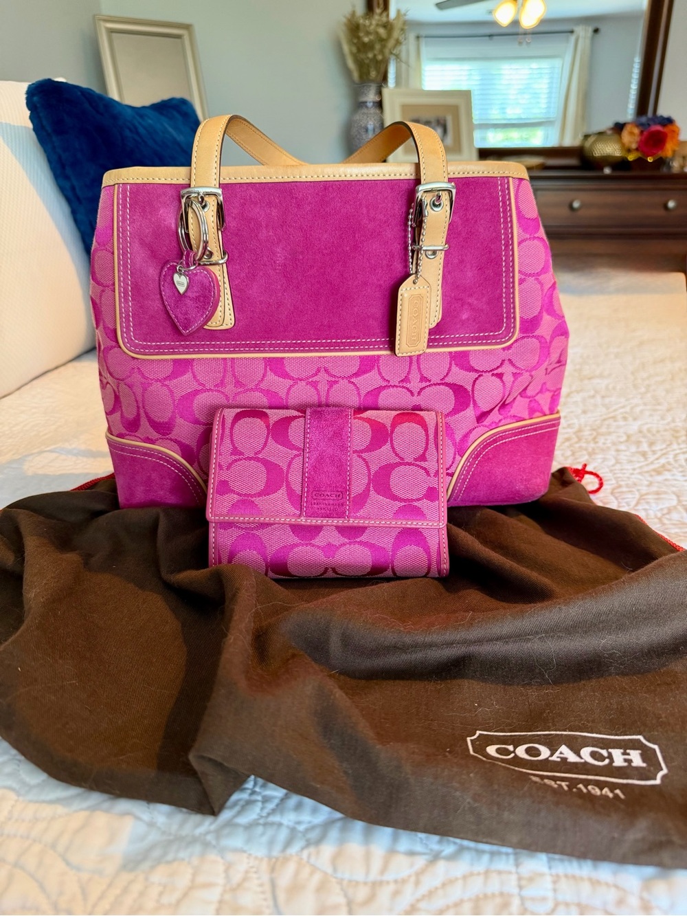 NWT COACH Pink Signature Suede & Canvas Hampton Tote w/ Wallet & Key Chain - Picture 12 of 16